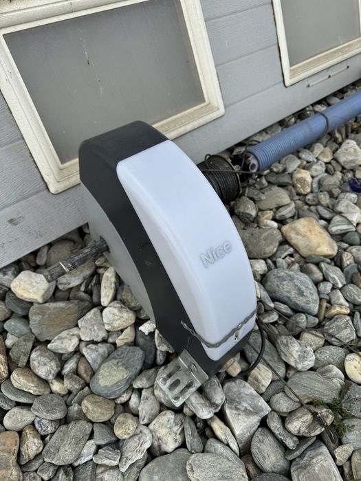 Vand usa de garaj actionata electric