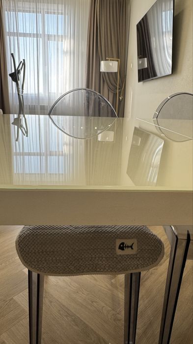 Стол стеклянный кухонный