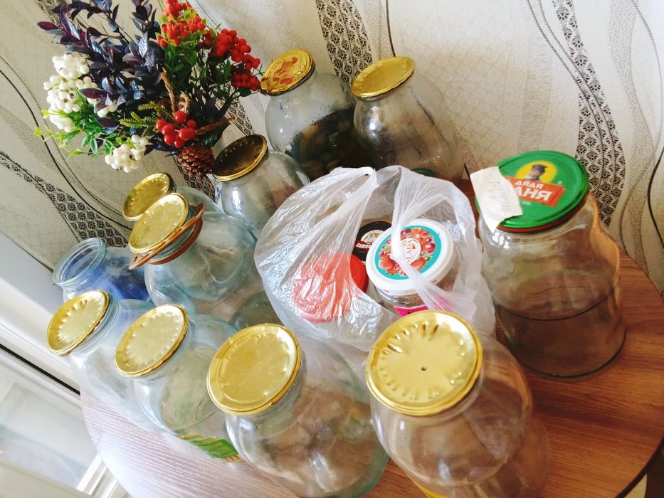 Банки продаю 2 л