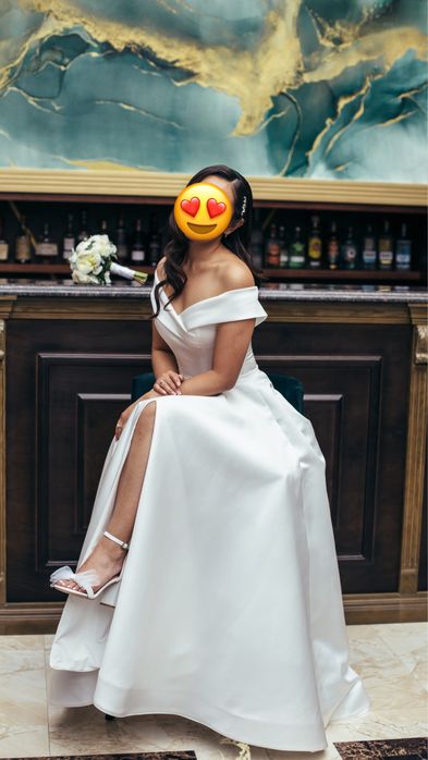 Свадебное платье с вырезом атласное