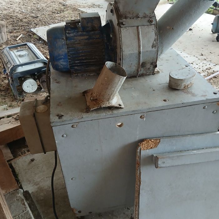 Moara trifazică cu ladă