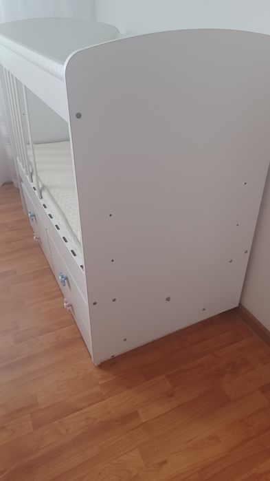 Детско легло с двулицев матрак и люлка.