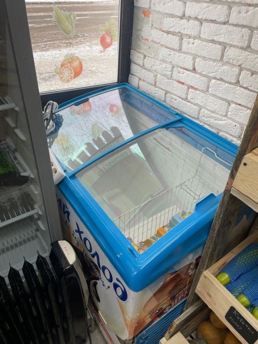 Продам витринный морозильник