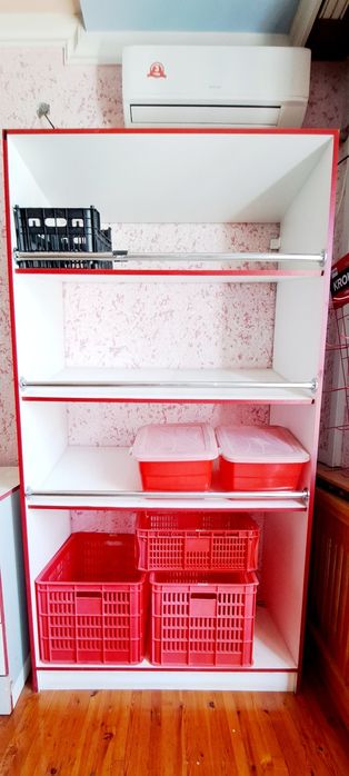 Стеллажи и витрины для магазина