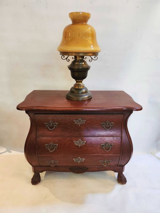 Ретро месингова настолна лампа с кехлибарен абажур