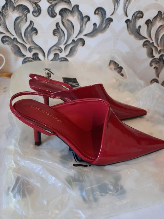 Продам новые туфли. 39-40 размер.