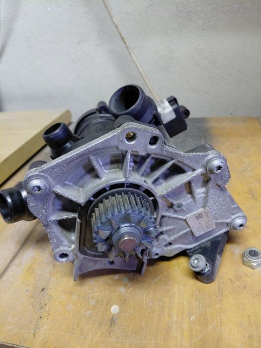 Pompa recirculare antigel Audi a5 2014