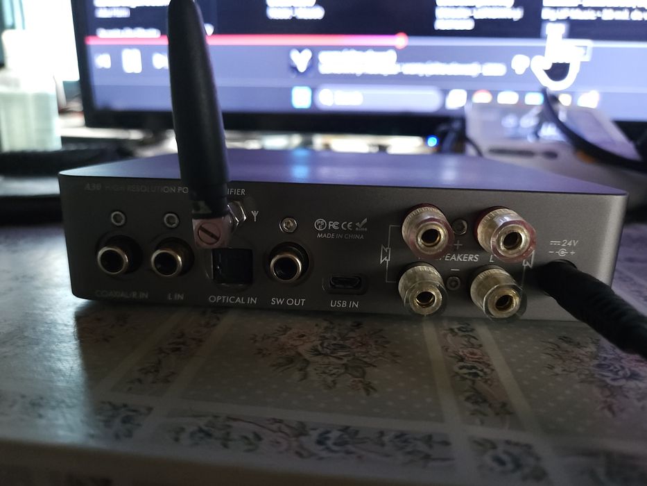 Vând amplificator Loxjie A30  Bluetooth, USB etc.