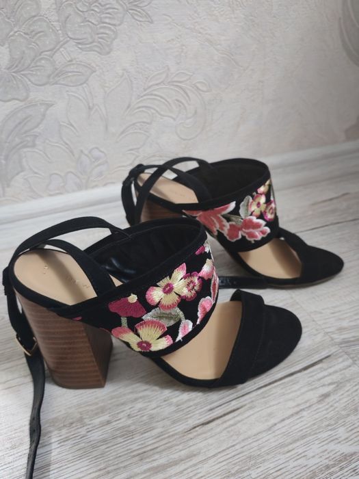 Sandale negre elegante, piele și motive florale țesute