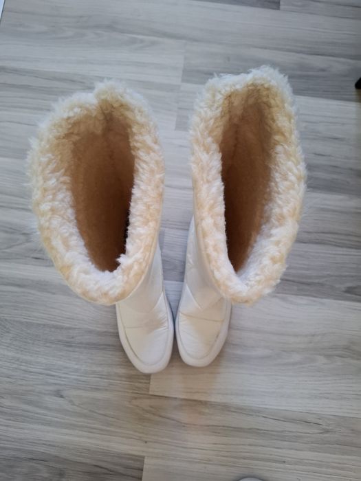 Бели ботуши с пухче