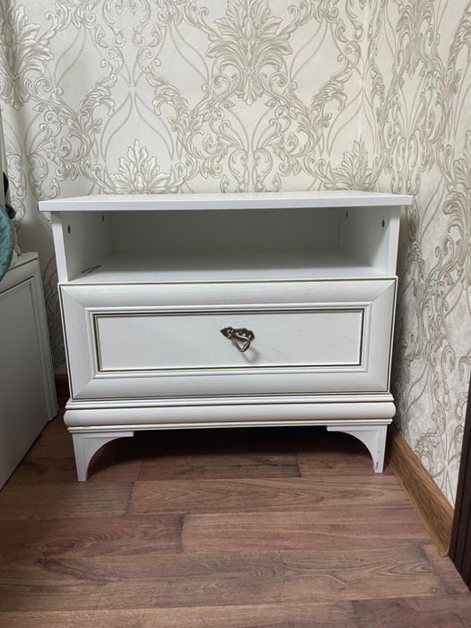 Спальный гарнитур с матрасом продается.