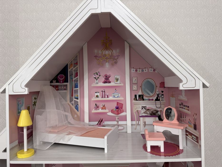 Продам кукольный домик для девочки