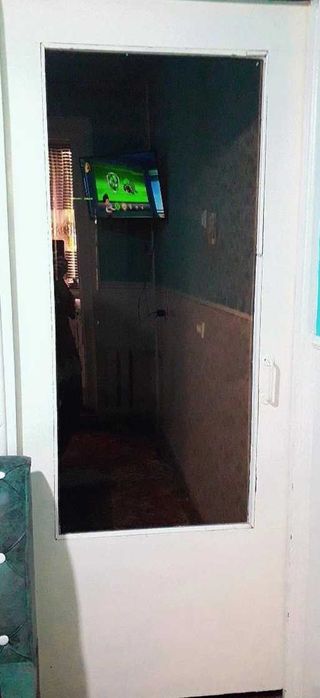 Oynali eshik sotiladi