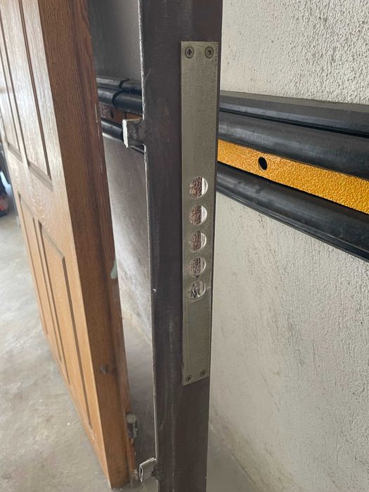 Масивна входна врата „старо желязо“ – двойно подсилена, с метална каса