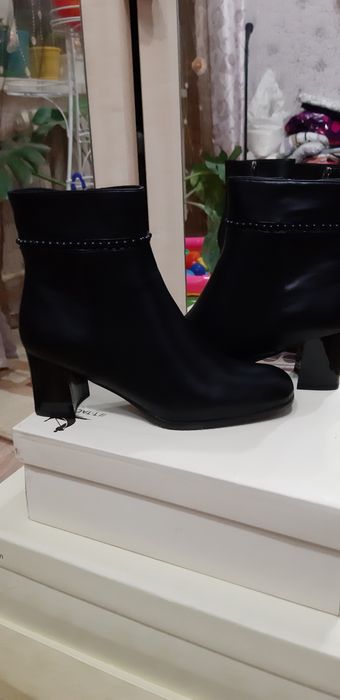 Продам новые осенние сапоги.