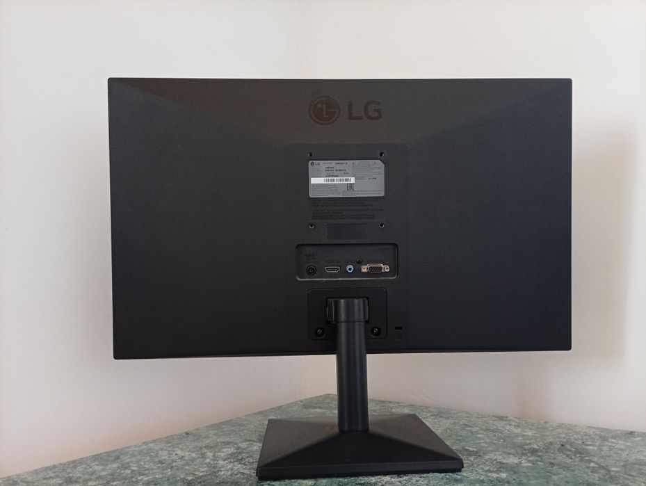 Монитор LG FULL HD 22"