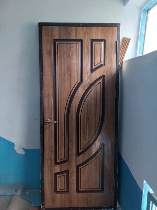 Продам дверь из хорошего дерева