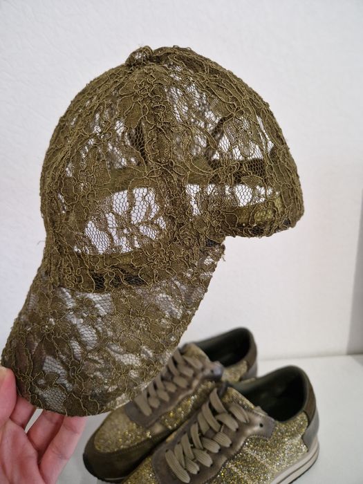 Сет сникърси, шапка, обеци