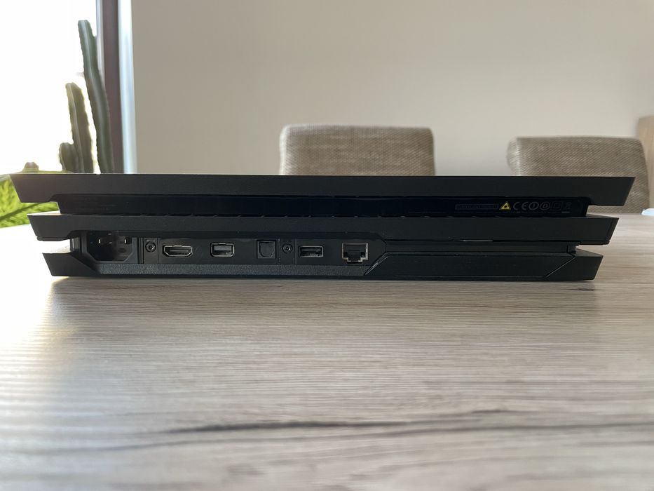 PlayStation 4 Pro конзола 1TB с 2 контролера