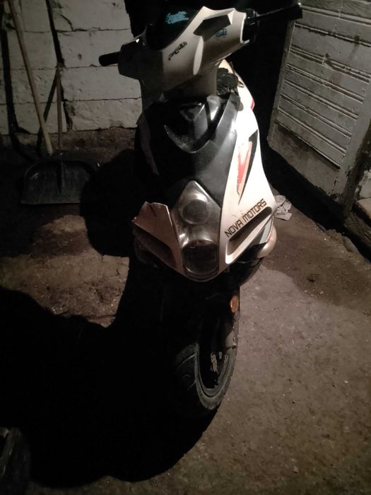 Vând scuter kewais defect carburatorul și o mobra nu are carburatorul