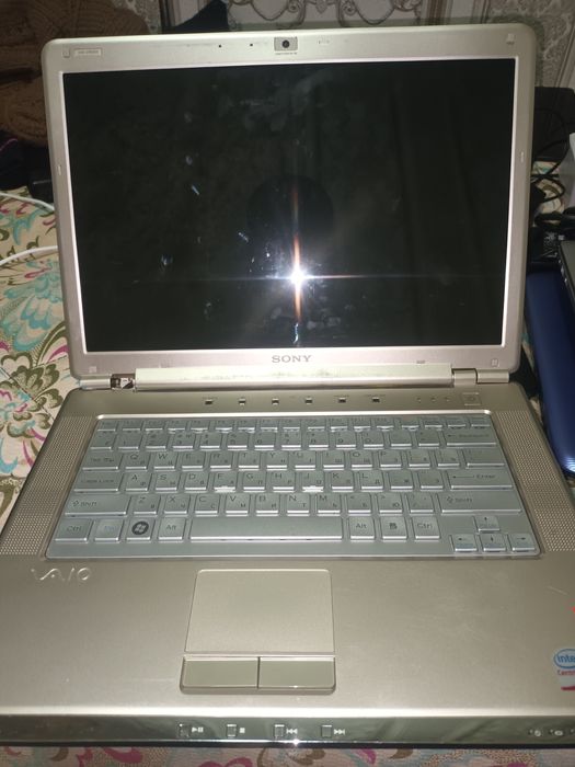 Notbook sotiladi vivo