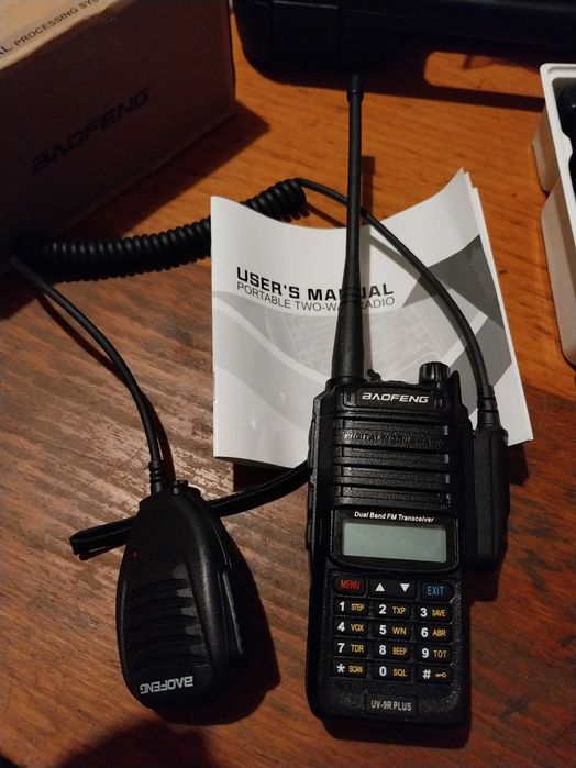 Set 2 statii radio PMR, Baofeng UV-9R Plus 10W si UV-82 8W