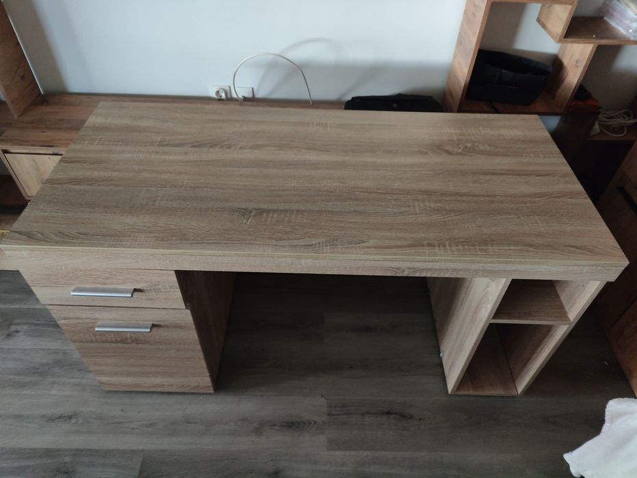 Birou cu sertare și spațiu pentru computer