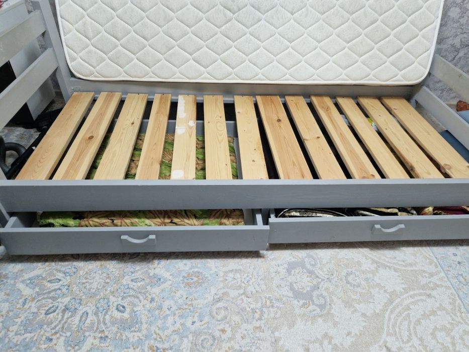 Продам кровать из дерева с матрасом