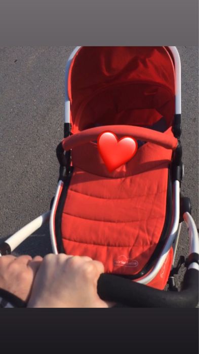 Vand cărucioare  ,defecte mici zgarieturi la ambele