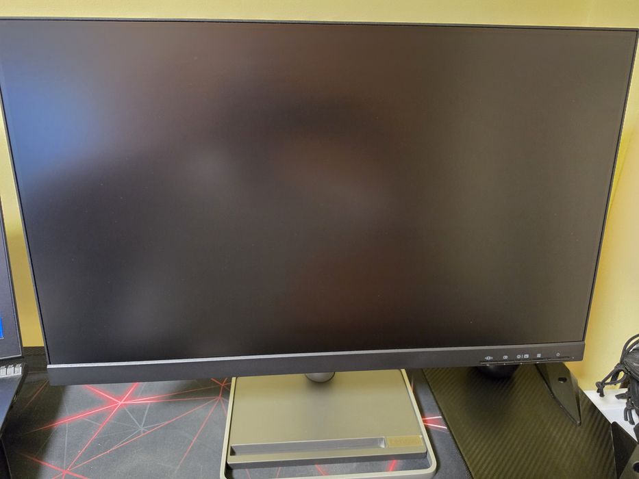 Монитор lenovo, мишка и клавиатура razer