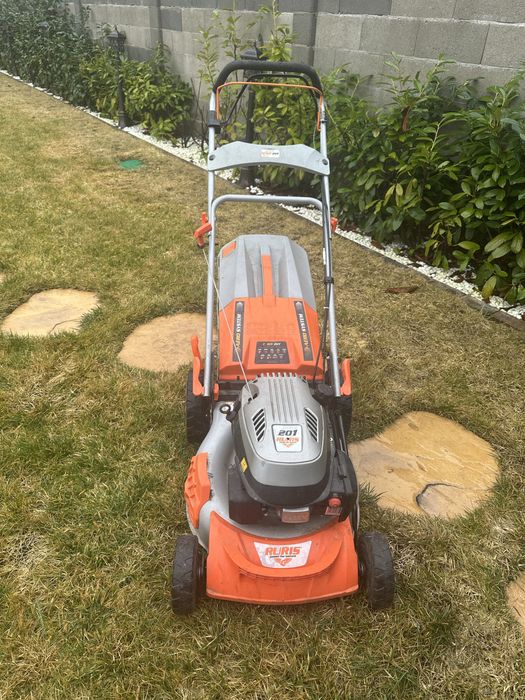 Mașină pentru tuns  iarbă ca nou