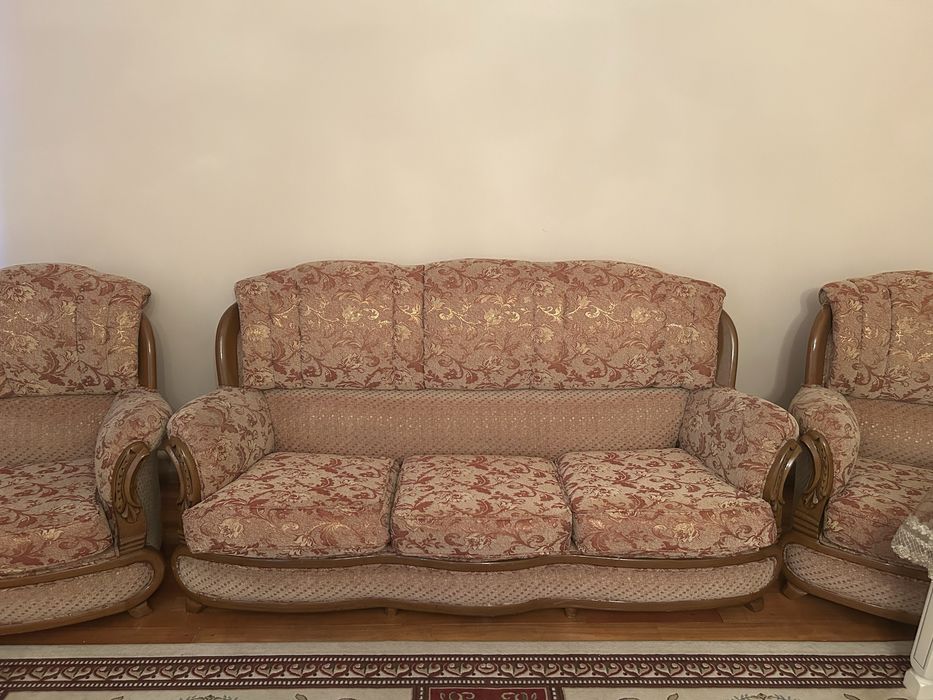 Продам диван с двумя креслами
