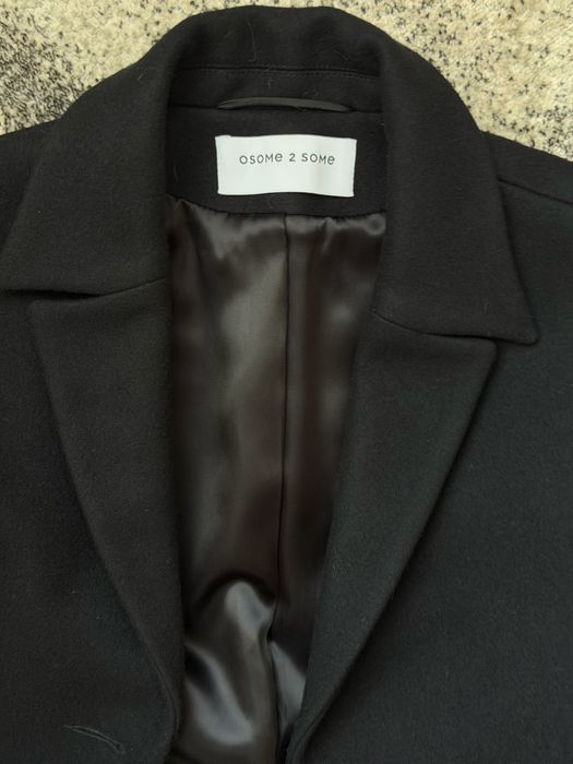 Пальто с круглыми рукавами.