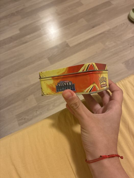 Pokemon карти + предпазно пакетче с 100 protective sleeves и v star карта о 3 талона за покемон гоу ПОДАРЪК КУТИЙКА ЗА СЪХРАНЕНИЕ НА КАРТИ