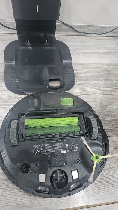 Прахосмукачка iRobot Roomba Combo i8+ със станция за автоматично изпразване – като нов