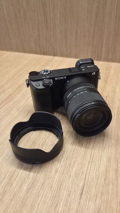 Пълен сет: Sony a6400 (Само 3822 кадъра!) + Sigma 18-50mm f/2.8 + Аксесоари