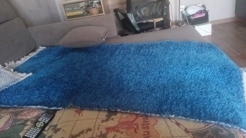 Коврик новый синего цвета.