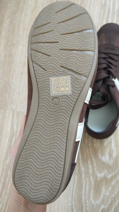 Продам кроссовки