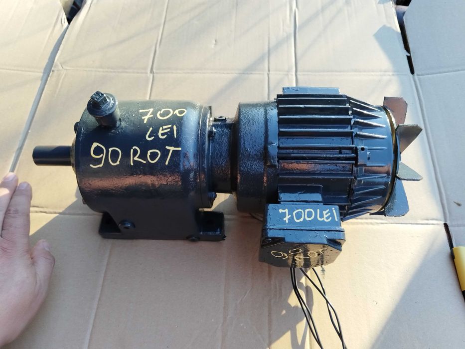 Motor electric cu reductor 90 de rotații povarna prune