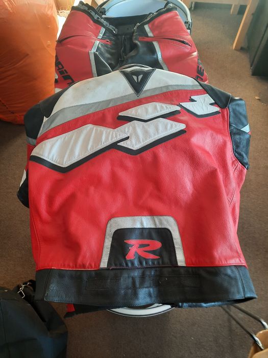 Costum moto dainesesi casca