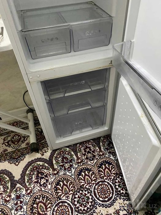 Продаётся двухкамерный холодильник (требуется заправка фреоном)
