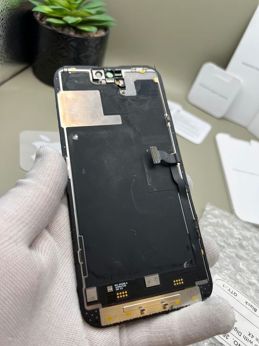 Оригинален дисплей за iPhone 14 PRO и 14 PRO MAX, със забележка!