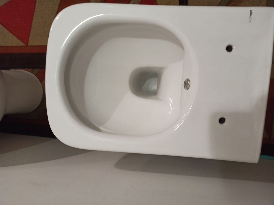 Продавам тоалетна чиния