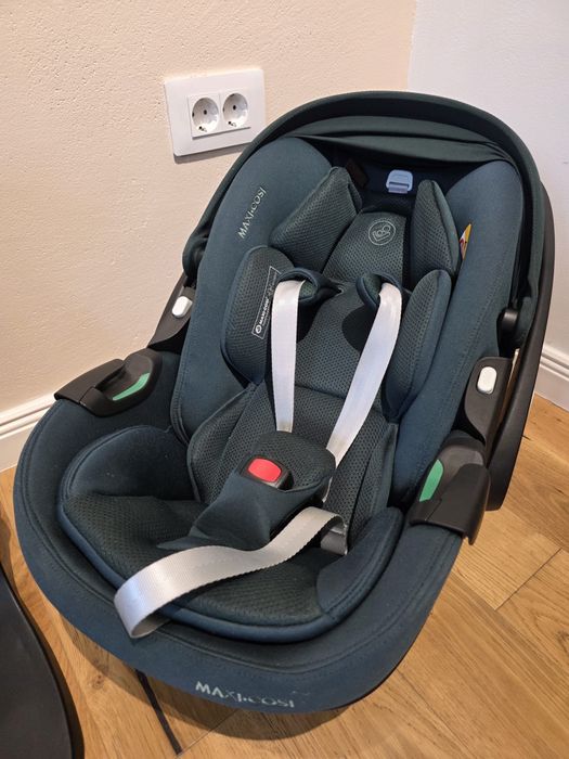 Maxi-Cosi Pebble 360 Pro² + FamilyFix 360 Pro, ca nouă, cu cutie originală