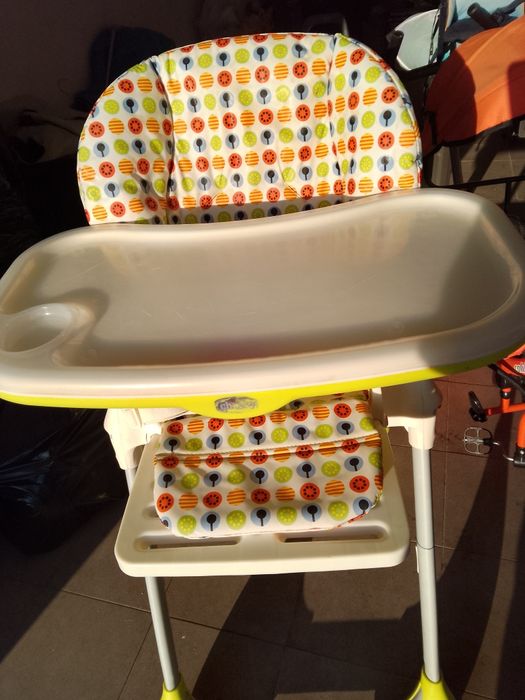 Cărucioare și măsuță pentru coii