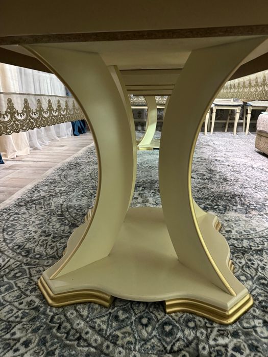 Гостинный стол..