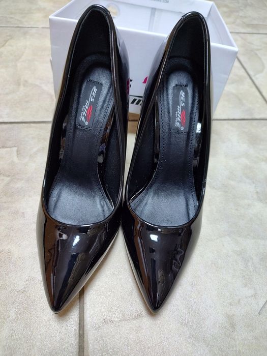Vând pantofi stiletto,negri.