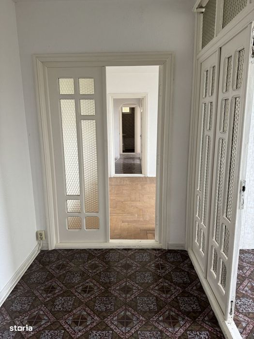 Vand apartament cu 4 camere decomandat