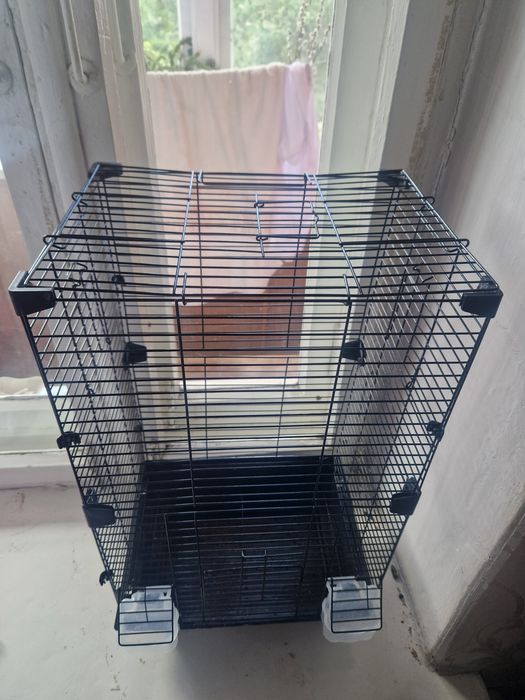 Продам большую клетку для попугаев .
