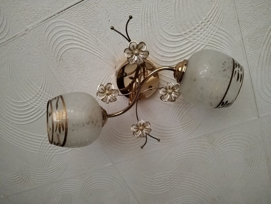 Продам  две люстры.